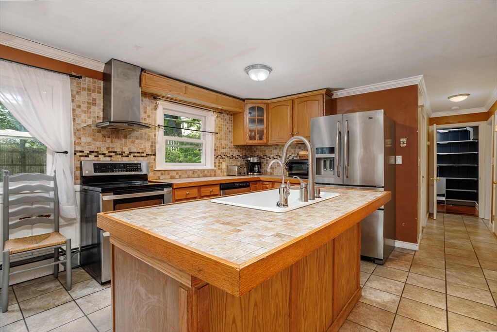 547 Elm St Property Photo 8