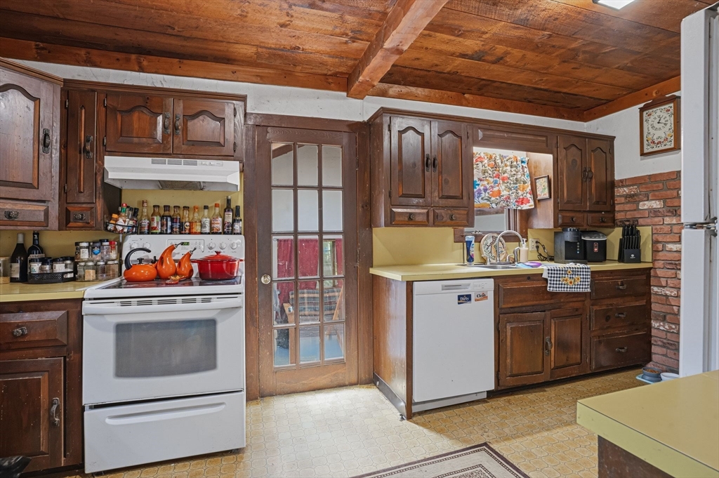 20 Baker St Property Photo 3