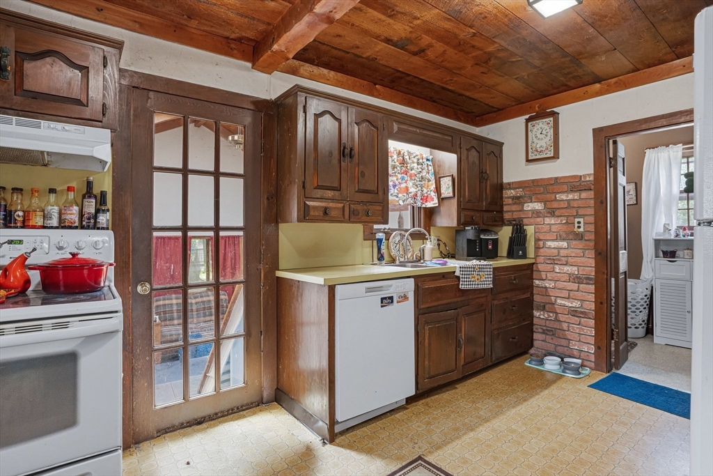 20 Baker St Property Photo 4
