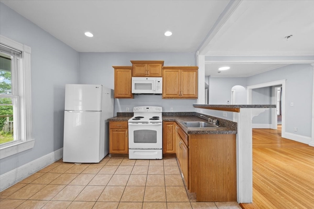 229 W Chestnut St Property Photo 3