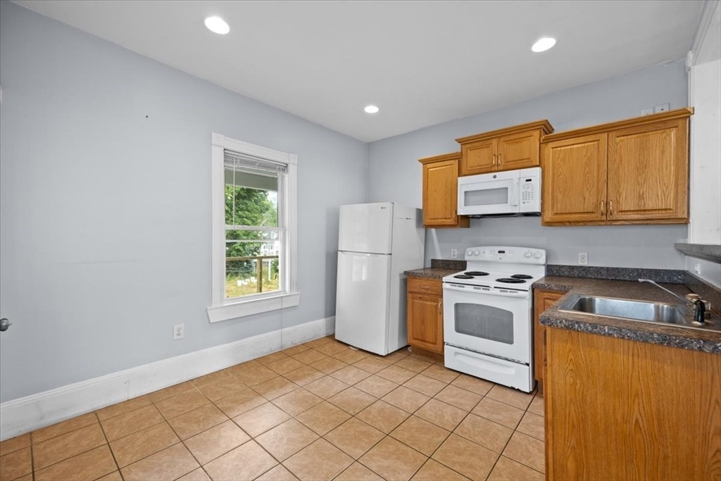 229 W Chestnut St Property Photo 4