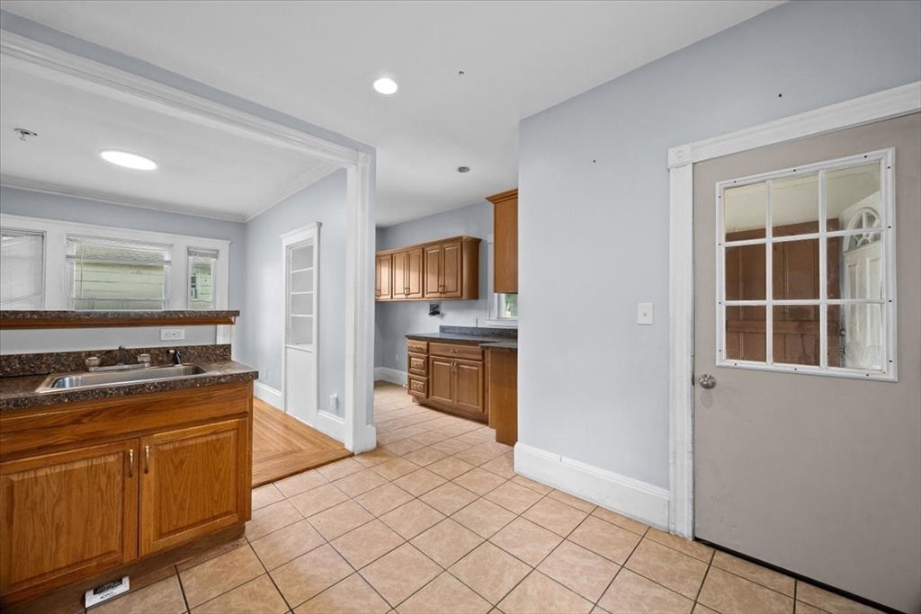 229 W Chestnut St Property Photo 5
