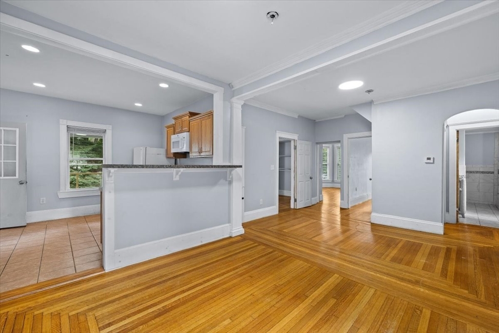 229 W Chestnut St Property Photo 8