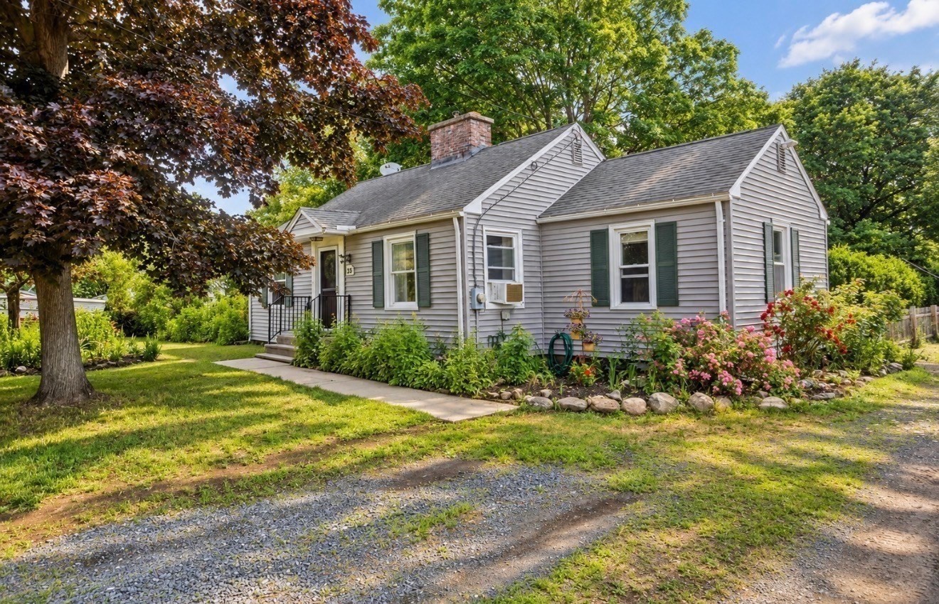 35 Pinehurst St Property Photo 2