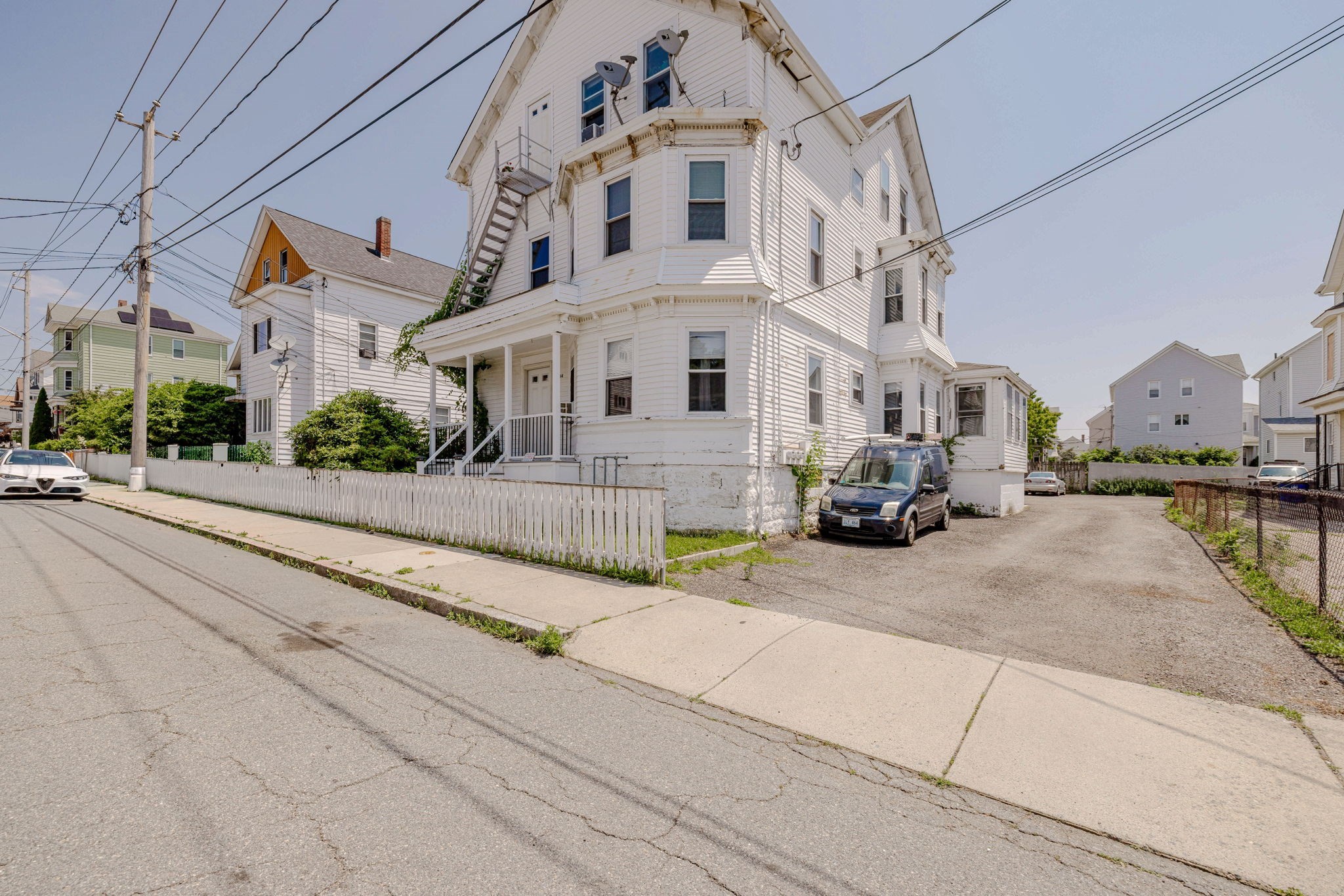 154 Mott St Property Photo 3