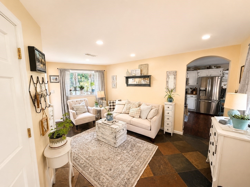 9 Pondview Ave Property Photo 4
