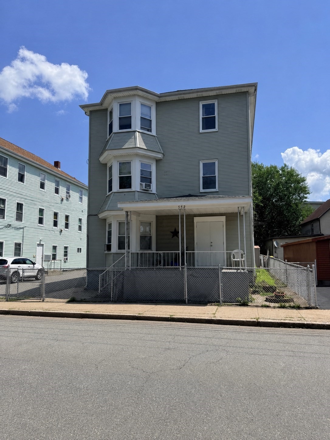 552 Alden St Property Photo 3