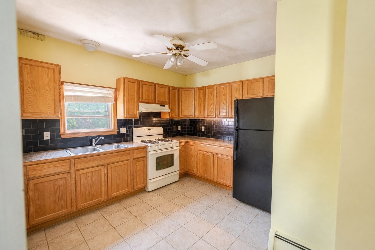 552 Alden St Property Photo 6