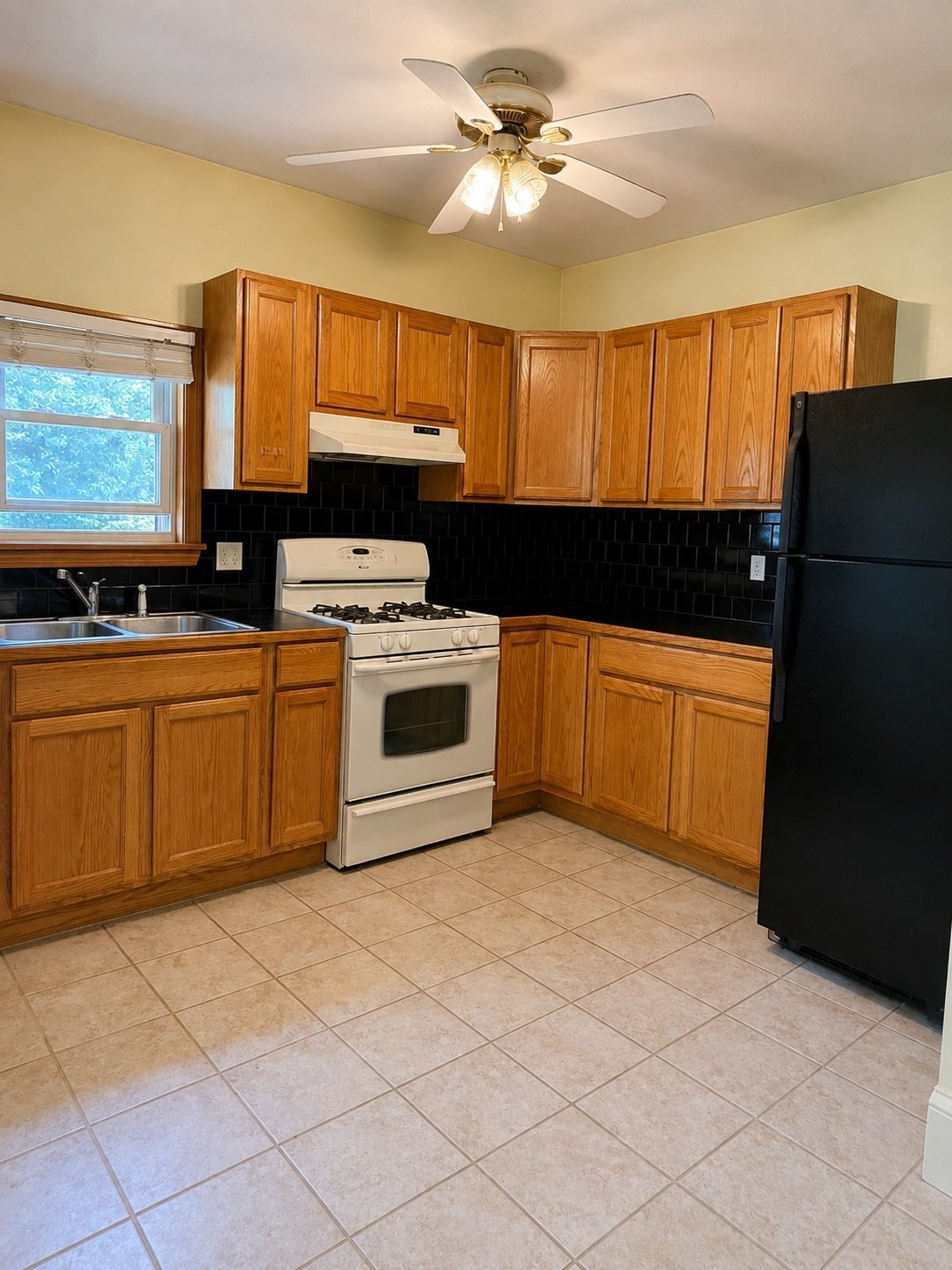 552 Alden St Property Photo 7