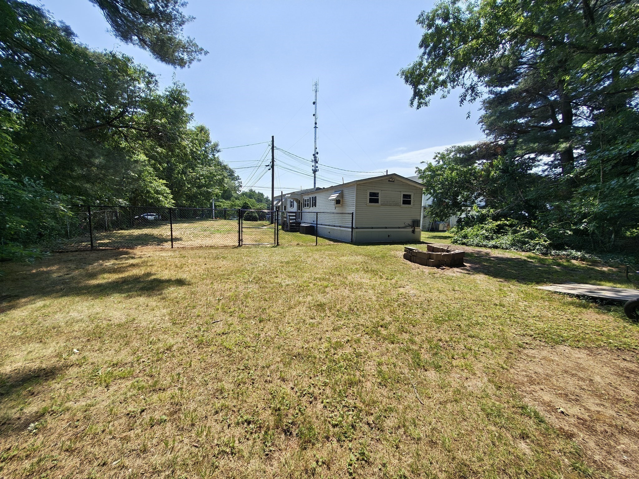 317 W Grove St Property Photo 4