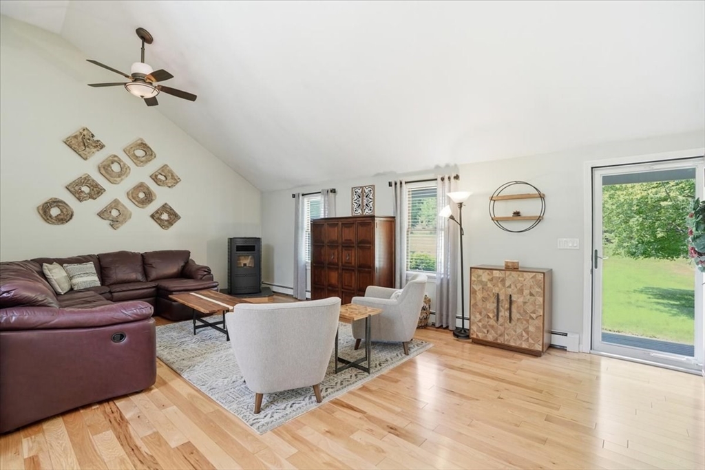 1 Hawthorne St Property Photo 7