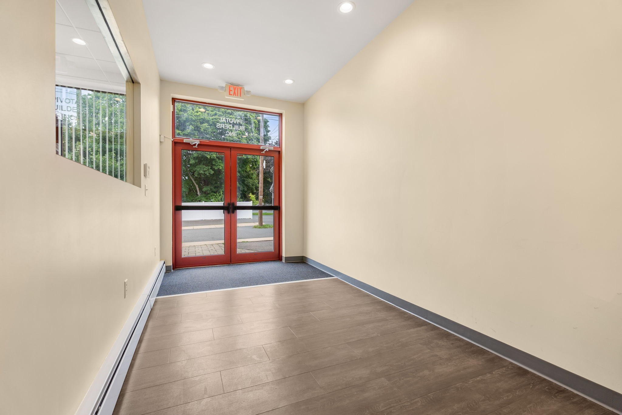 189 Loring Ave Property Photo 4