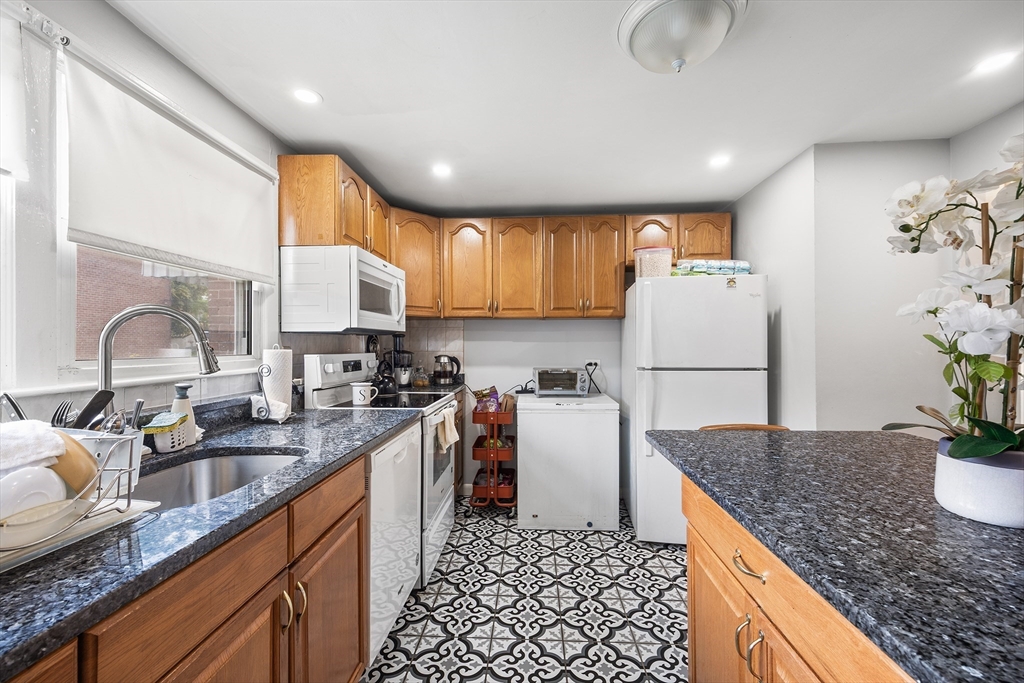 21 Hilton Ter Property Photo 5
