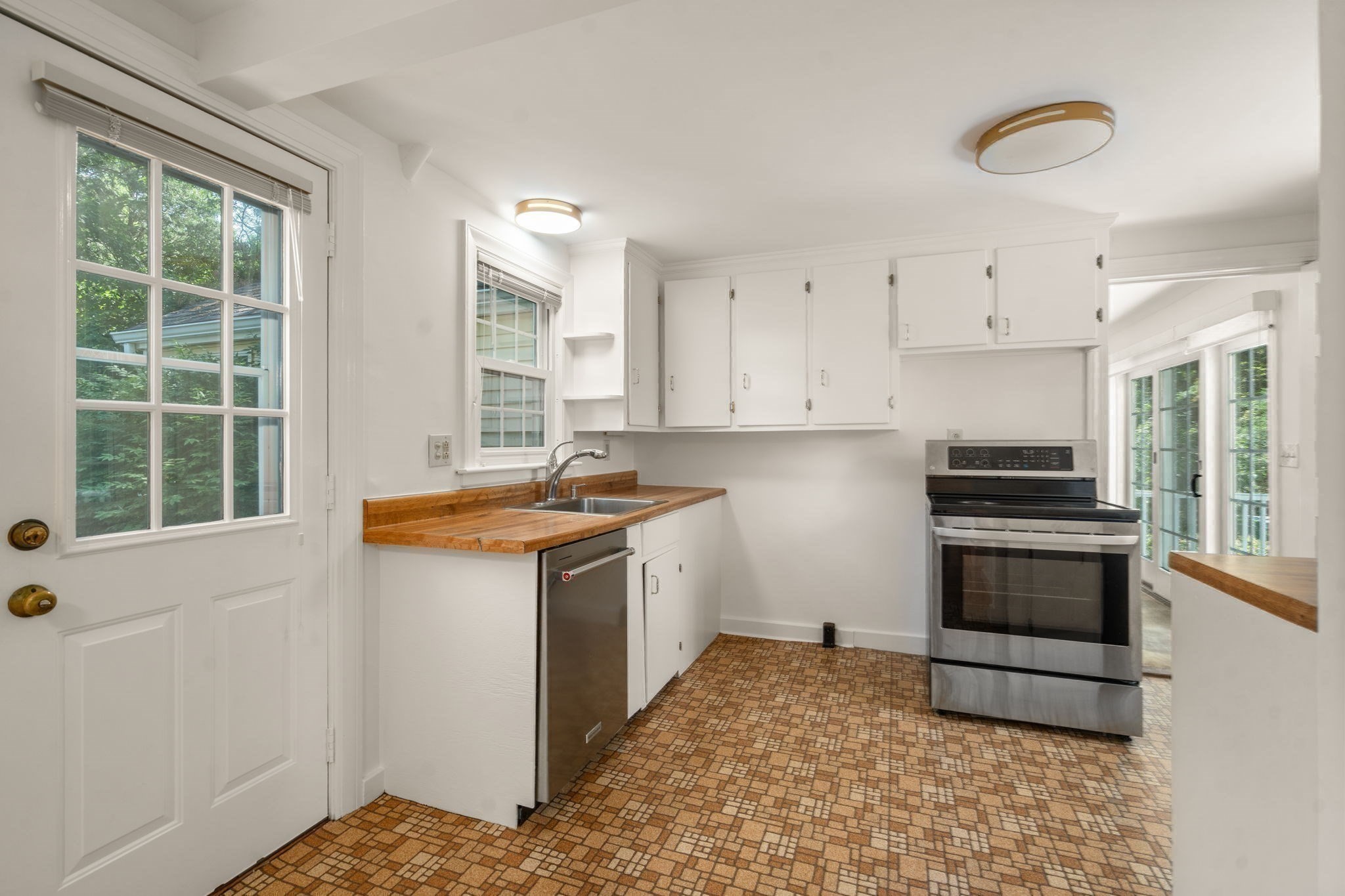 167 Glezen Ln Property Photo 14