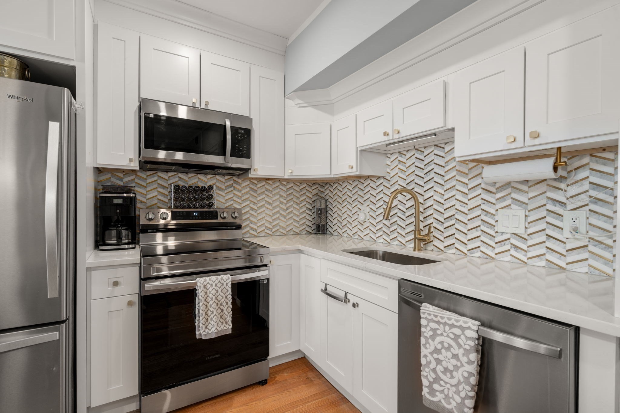 285 Lynn Shore Dr # 402 Property Photo 6