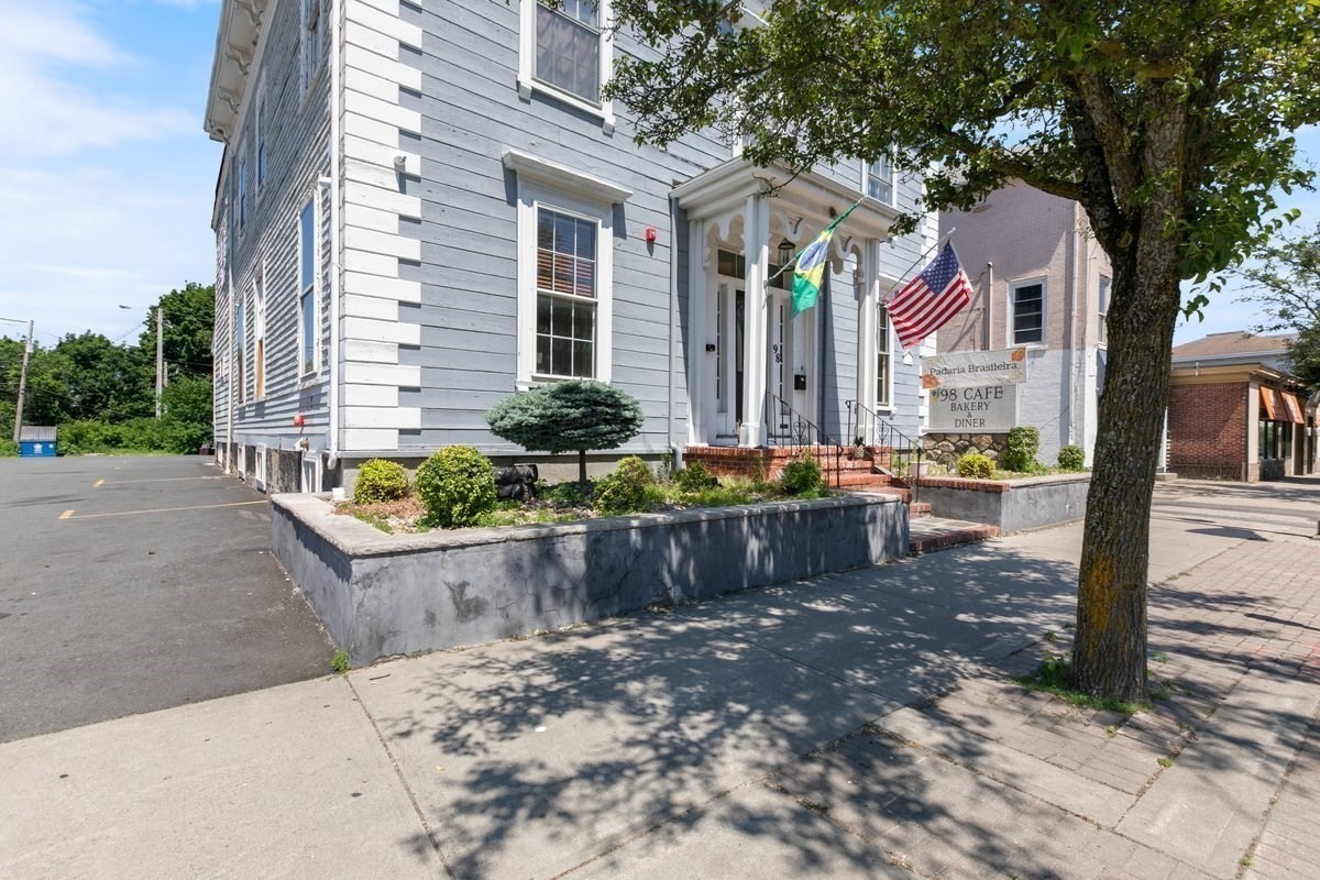 98 Main St Property Photo 3