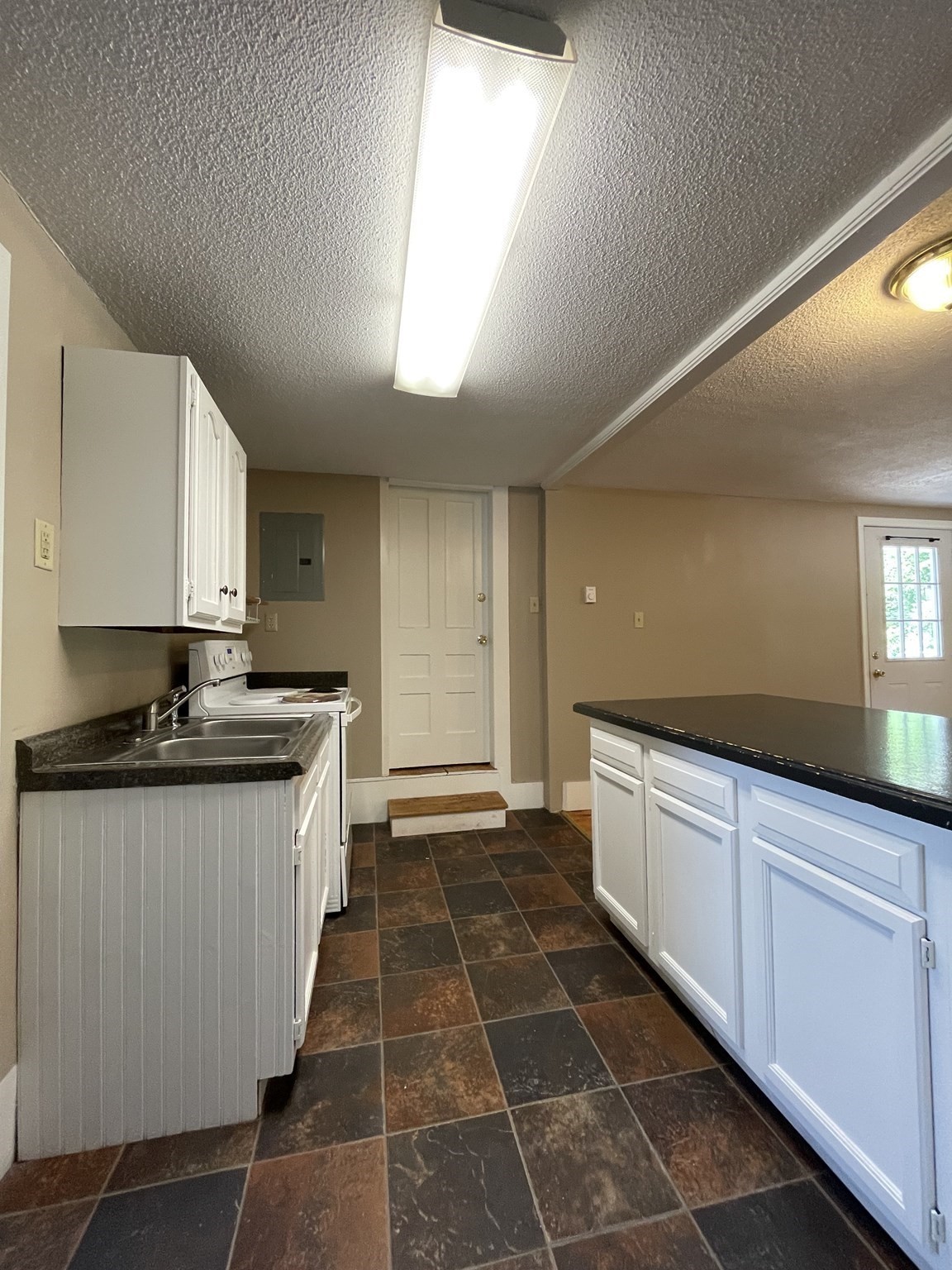 531 Summer St Property Photo 9