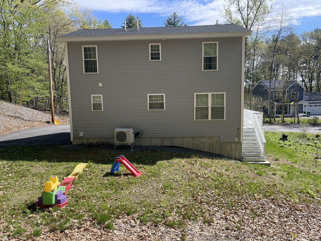 122 Swan Ave Property Photo 3