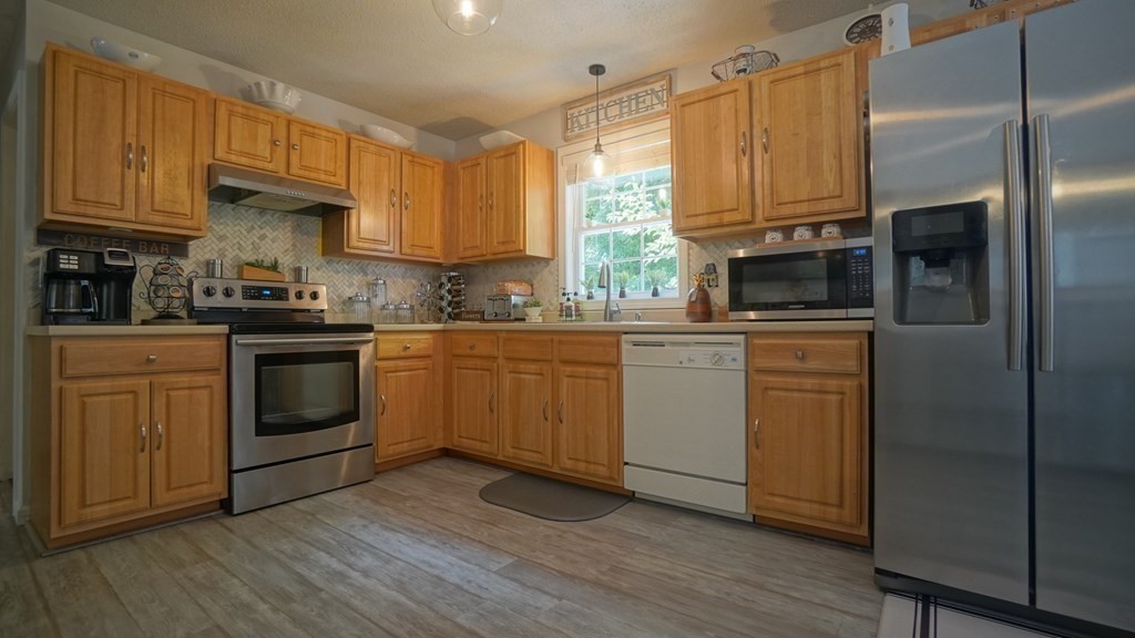 142 Jasper Property Photo 6