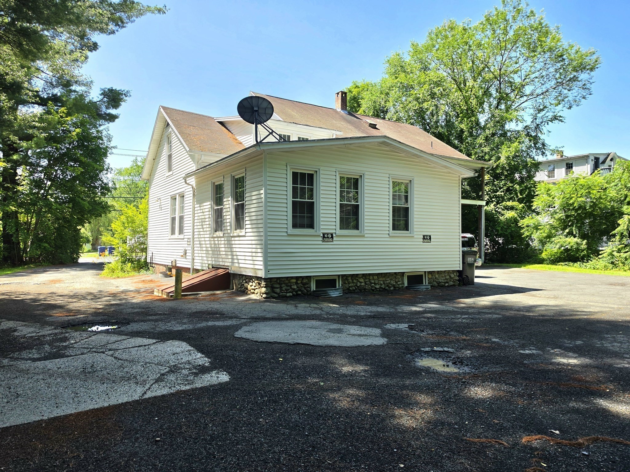702-704 Main St Property Photo 5