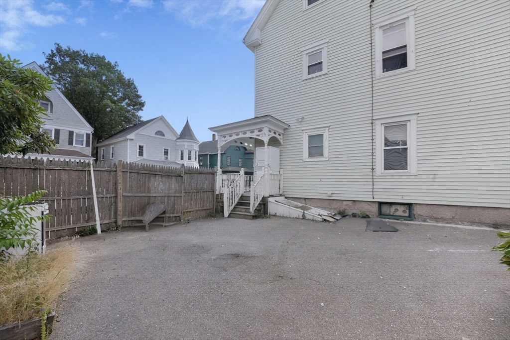 304 Summer St Property Photo 4