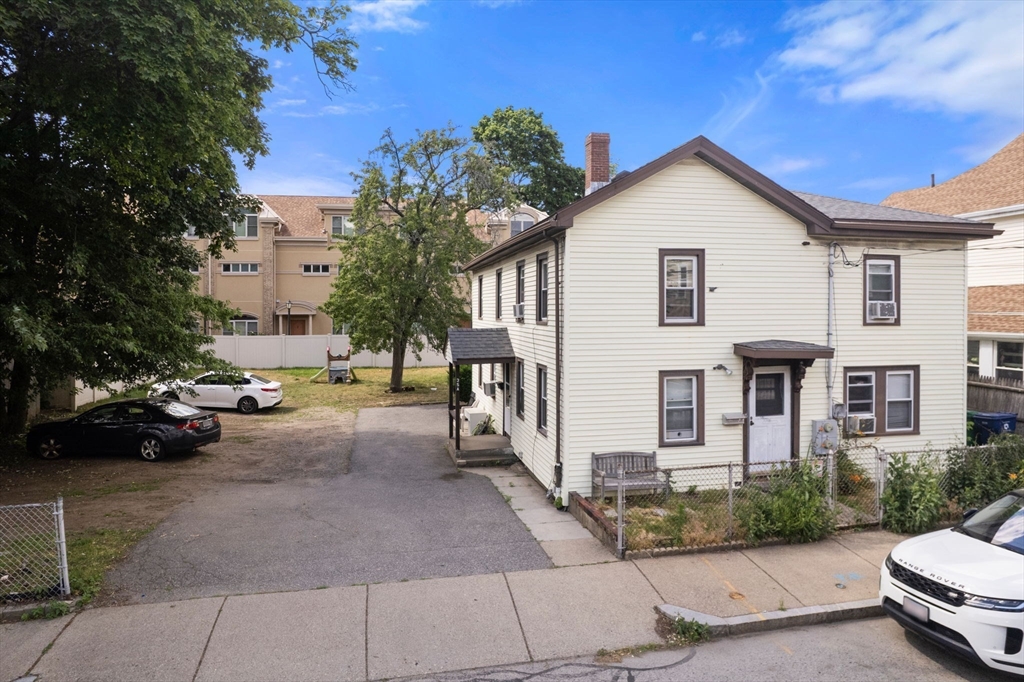 35 Middle St Property Photo 4