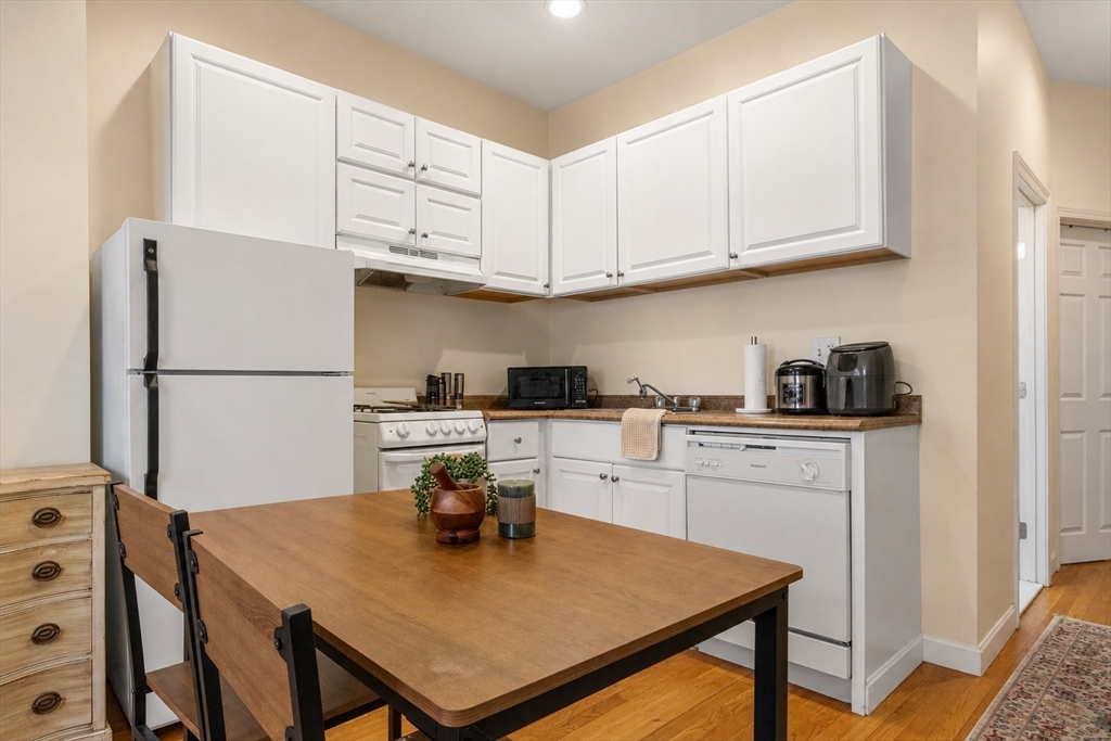 28 Phillips St # A Property Photo 6