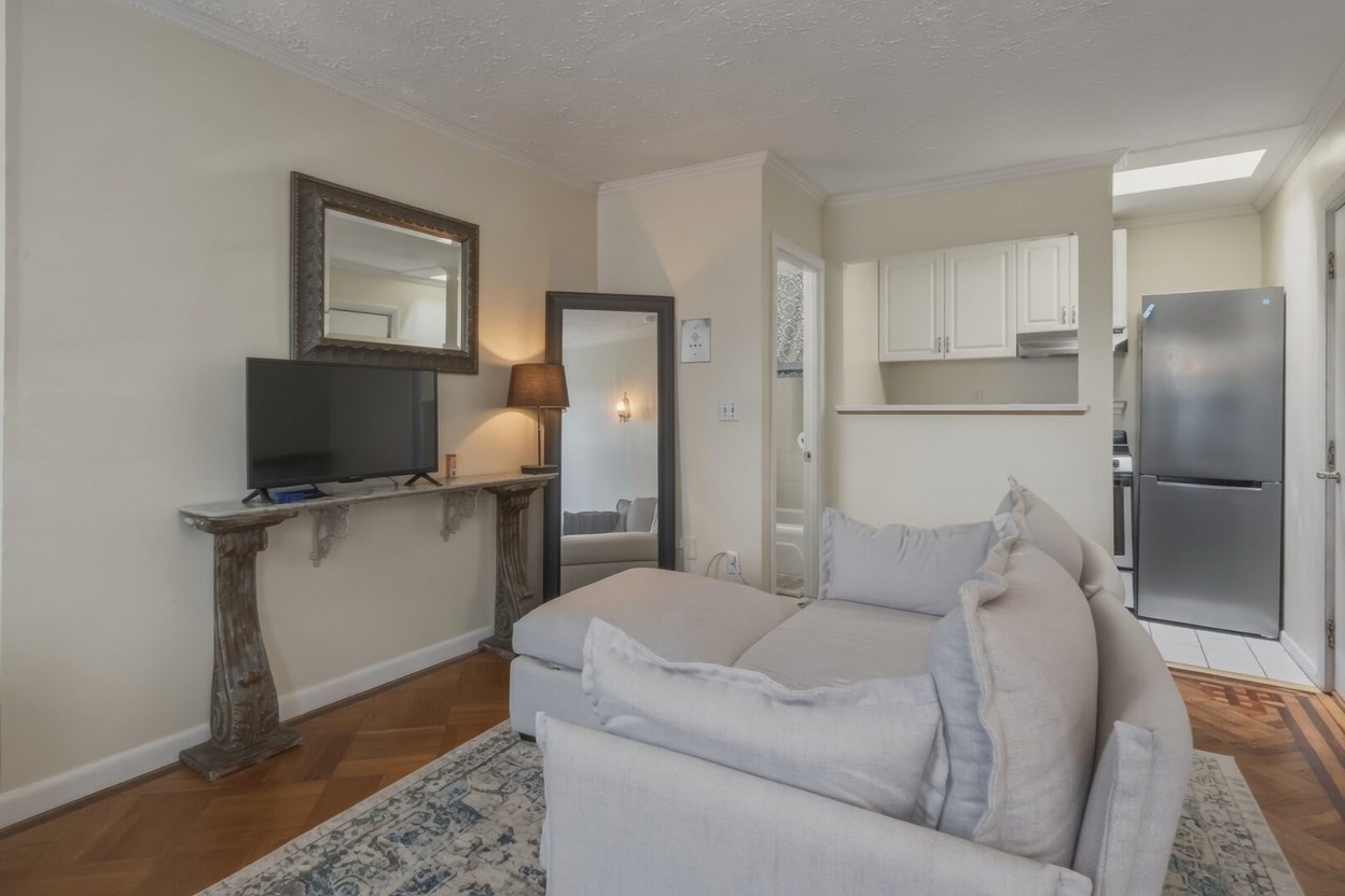 241 West Newtown St # 8 Property Photo 4