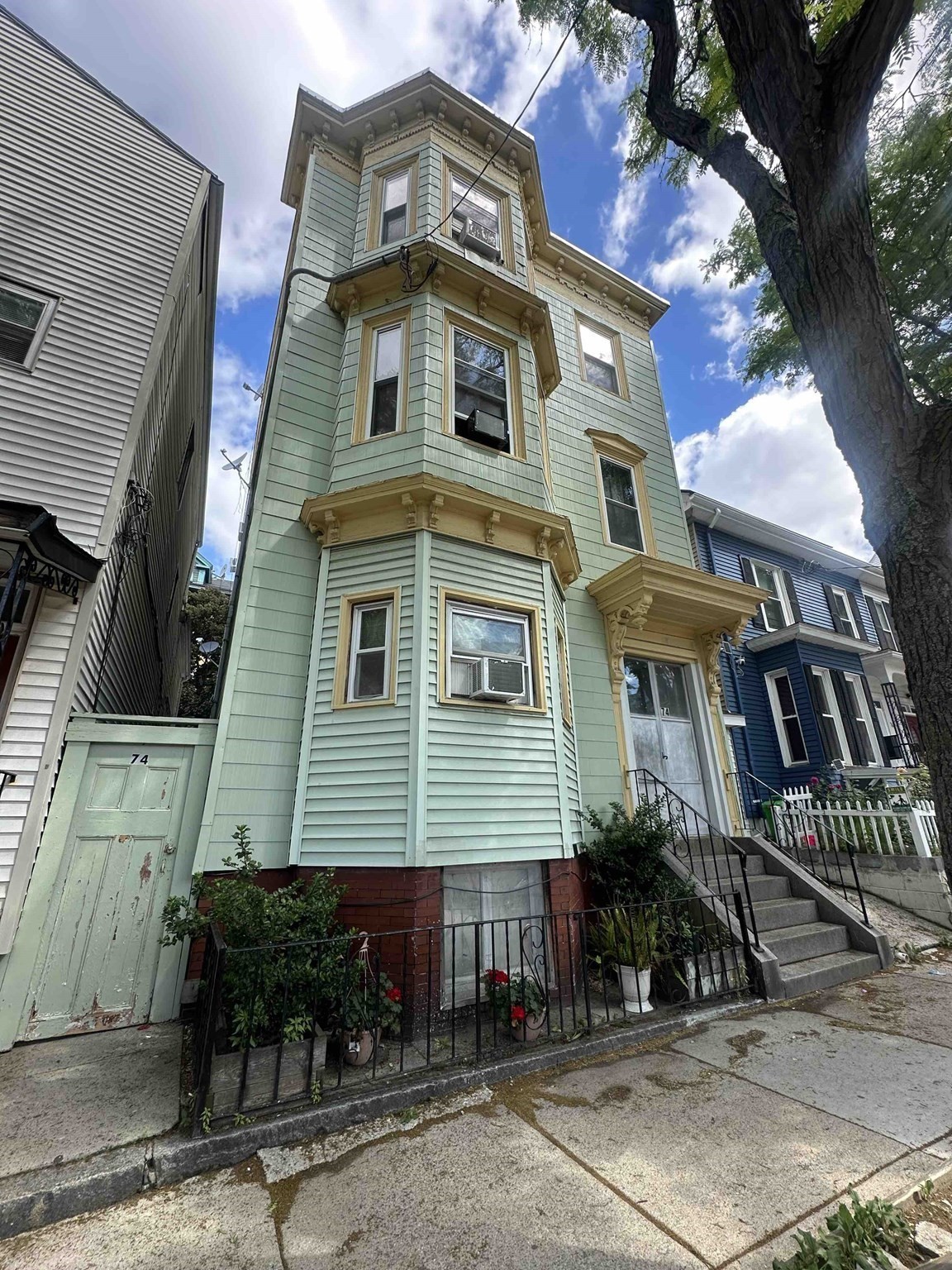 74 Trenton St Property Photo 2