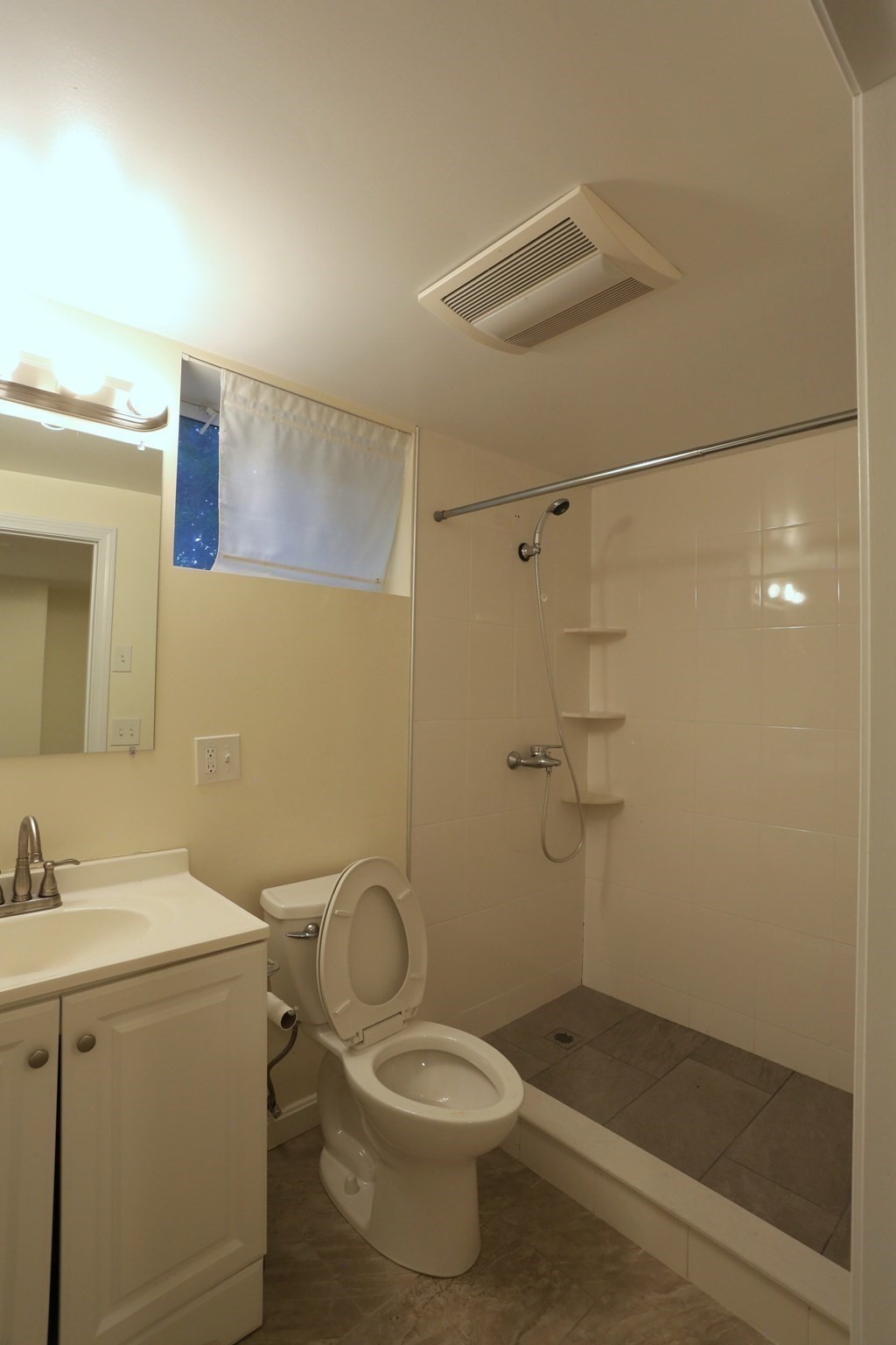 124 Forest St Property Photo 8