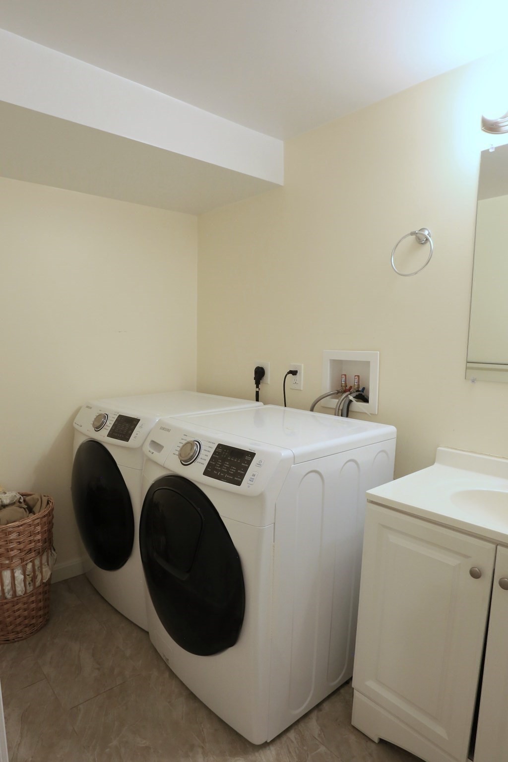 124 Forest St Property Photo 29