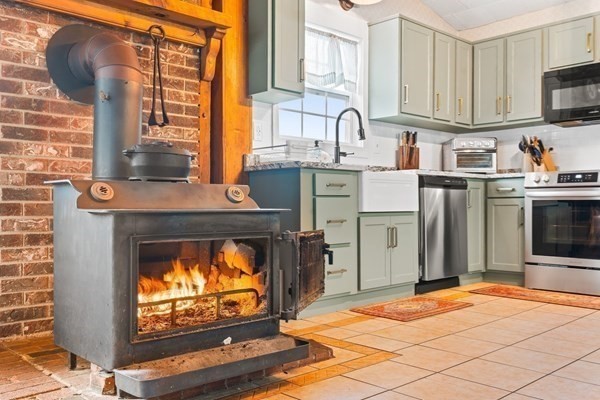 32 Ash St Property Photo 9