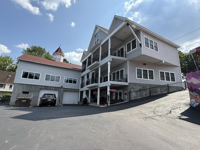 195 Lake Ave Property Photo 3