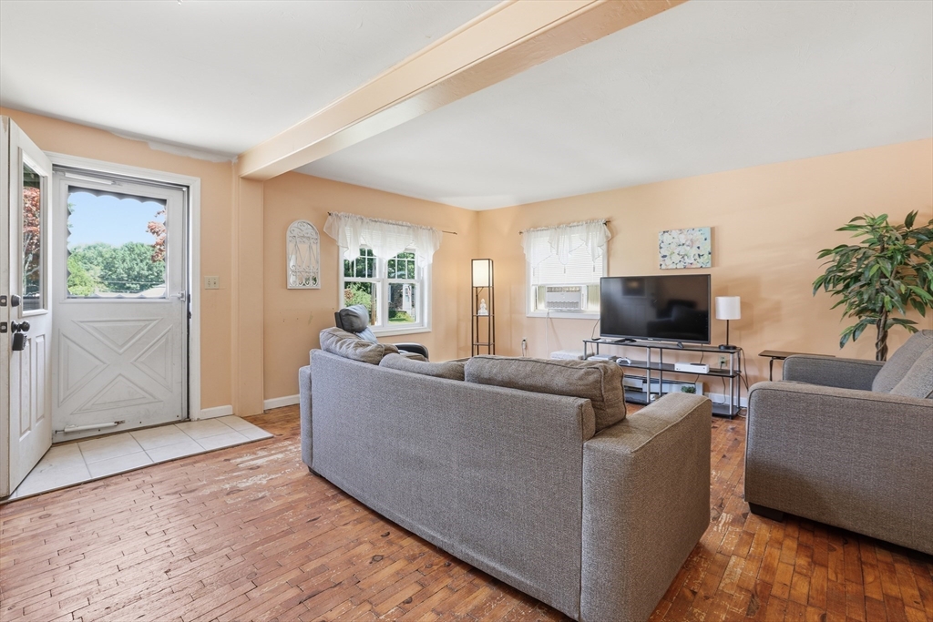 90 Loring Ave Property Photo 4
