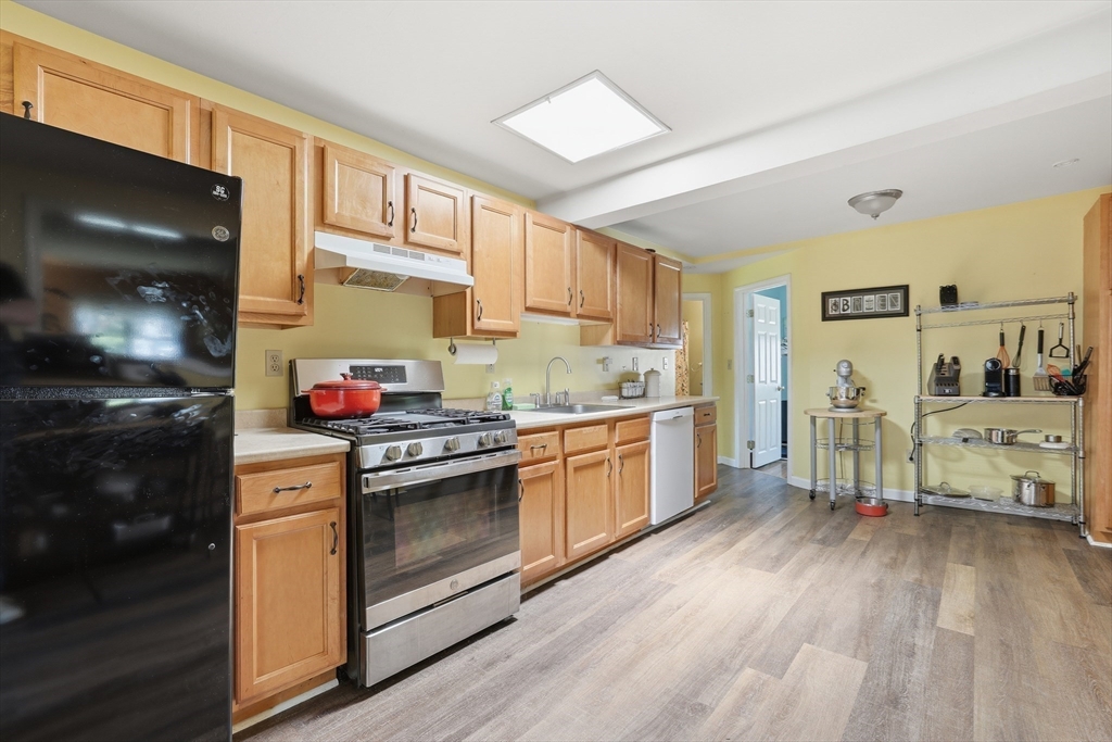 90 Loring Ave Property Photo 7
