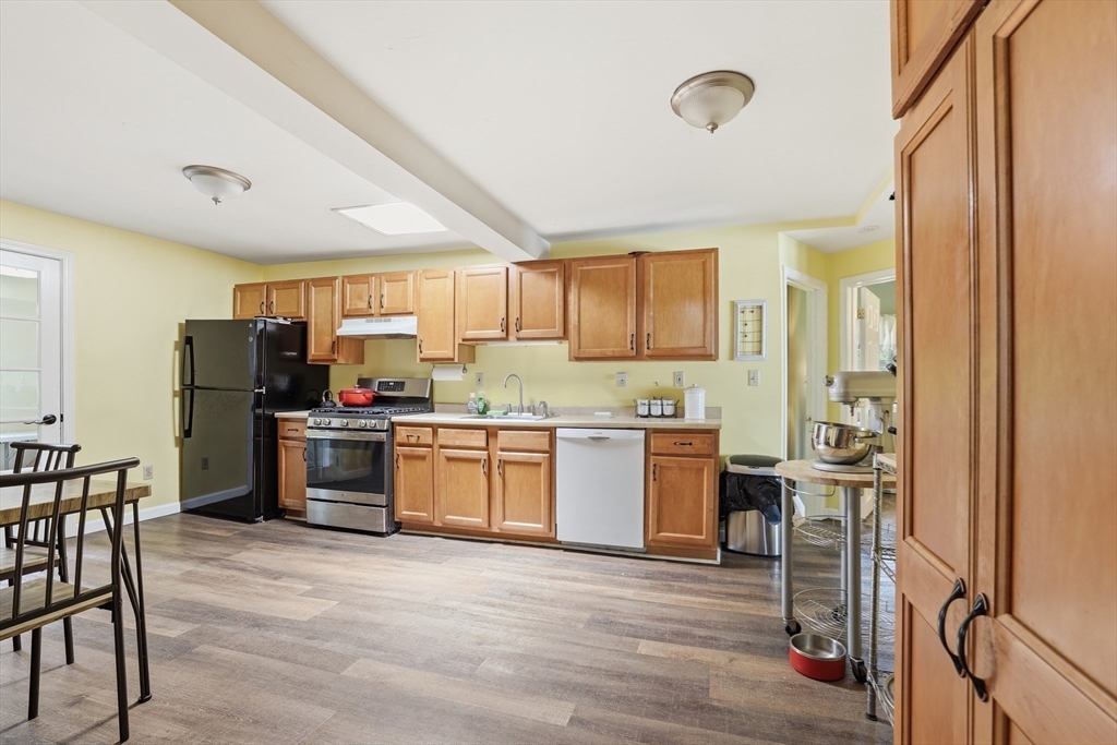90 Loring Ave Property Photo 8