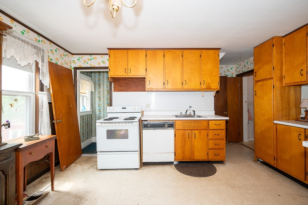 22 Comins Rd Property Photo 3