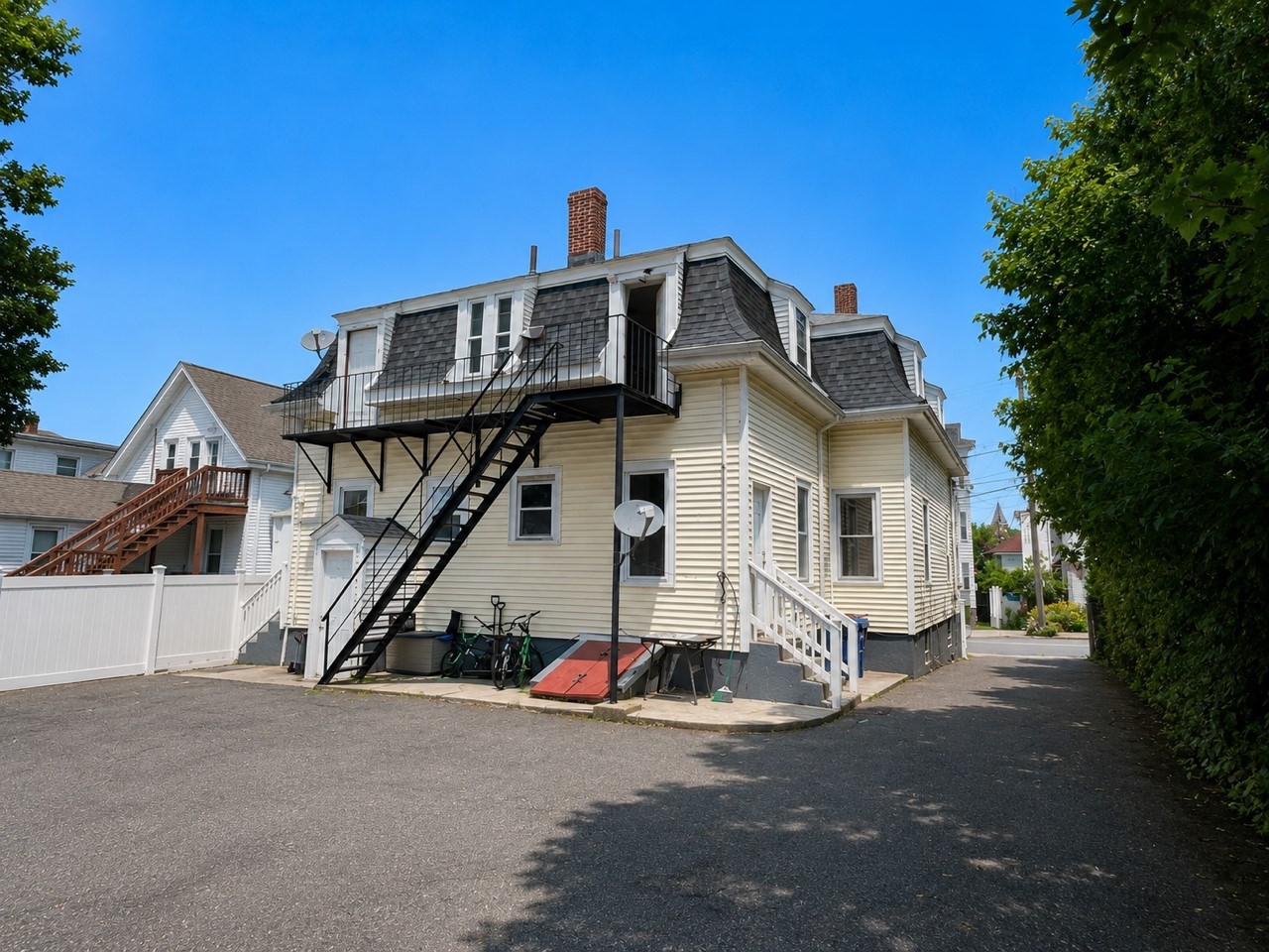 81 Winthrop Ave Property Photo 3