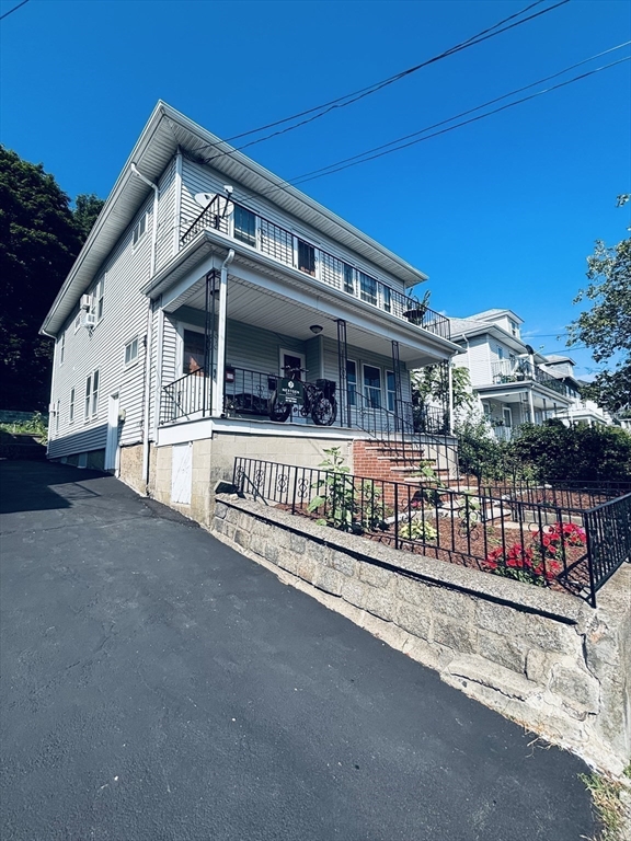 207 Gladstone St Property Photo 3