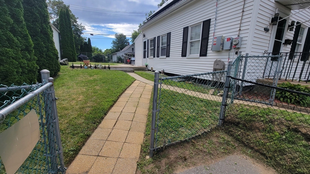 273 Pleasant St Property Photo 4