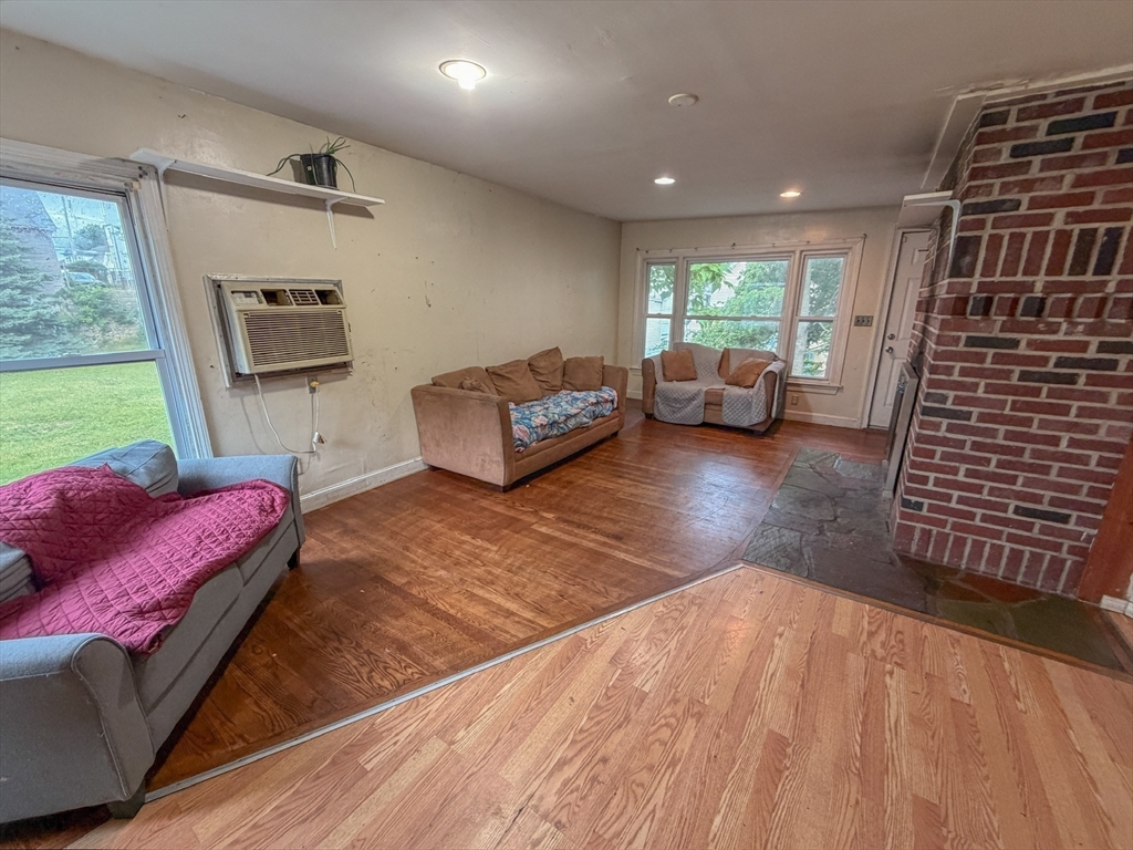 32 Oliver St Property Photo 5
