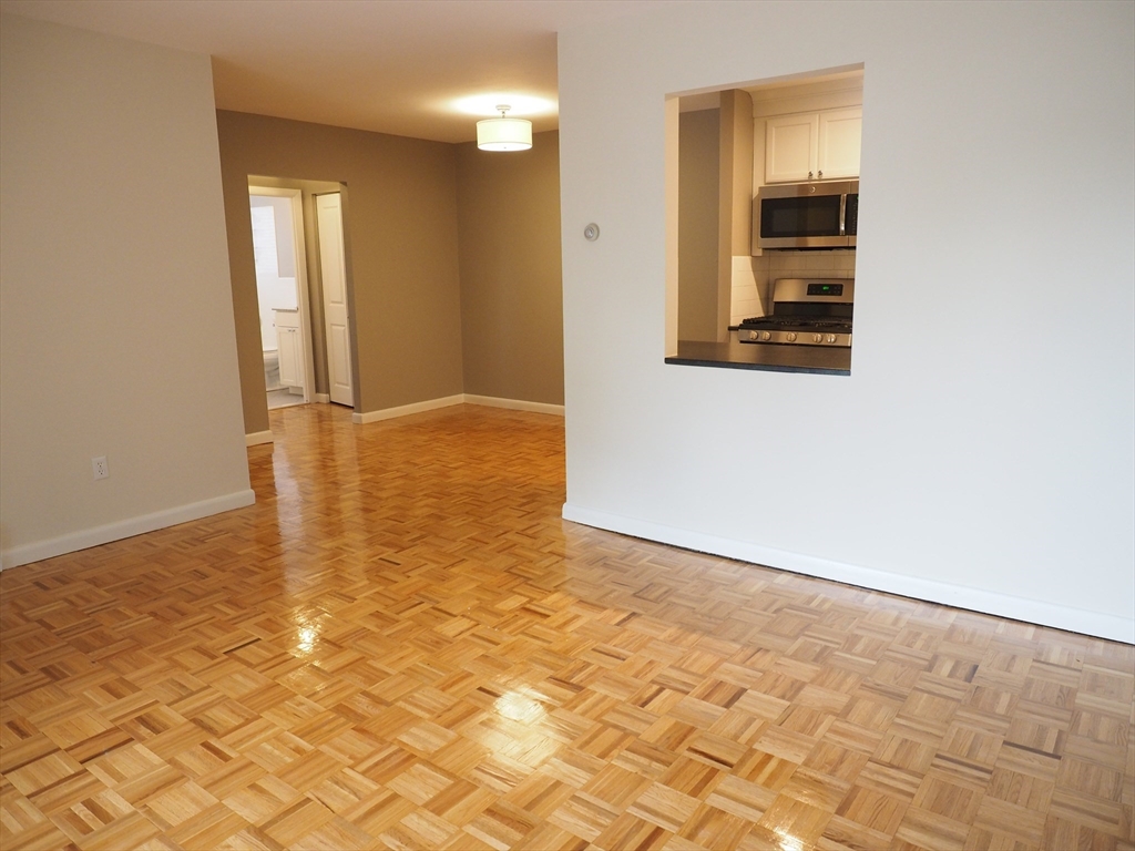10 Longwood Dr # 10 Property Photo 2