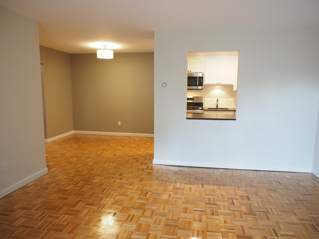 10 Longwood Dr # 10 Property Photo 3