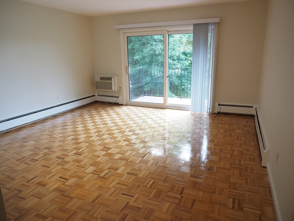 10 Longwood Dr # 10 Property Photo 5