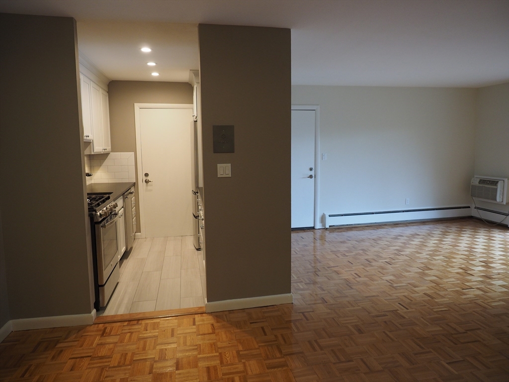 10 Longwood Dr # 10 Property Photo 6