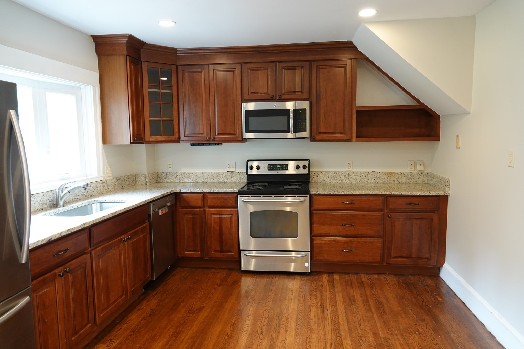 80 Center St Property Photo 6