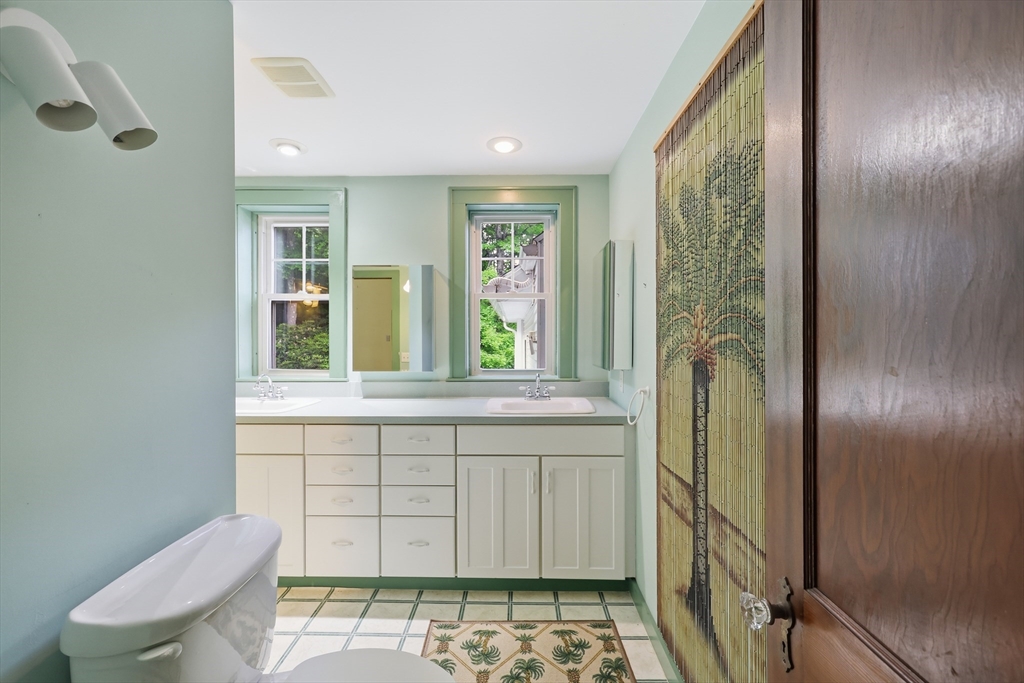 303 E State St Property Photo 24