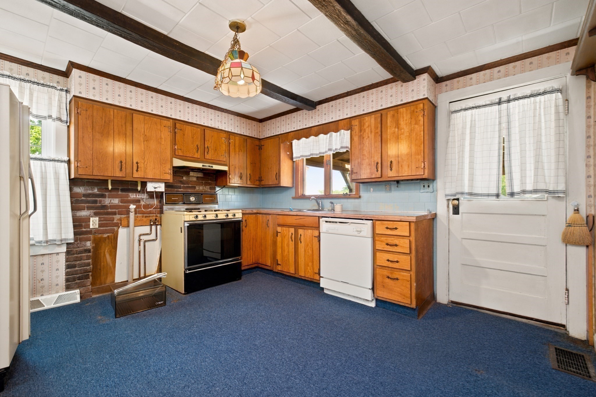 989 Cohannet St Property Photo 8