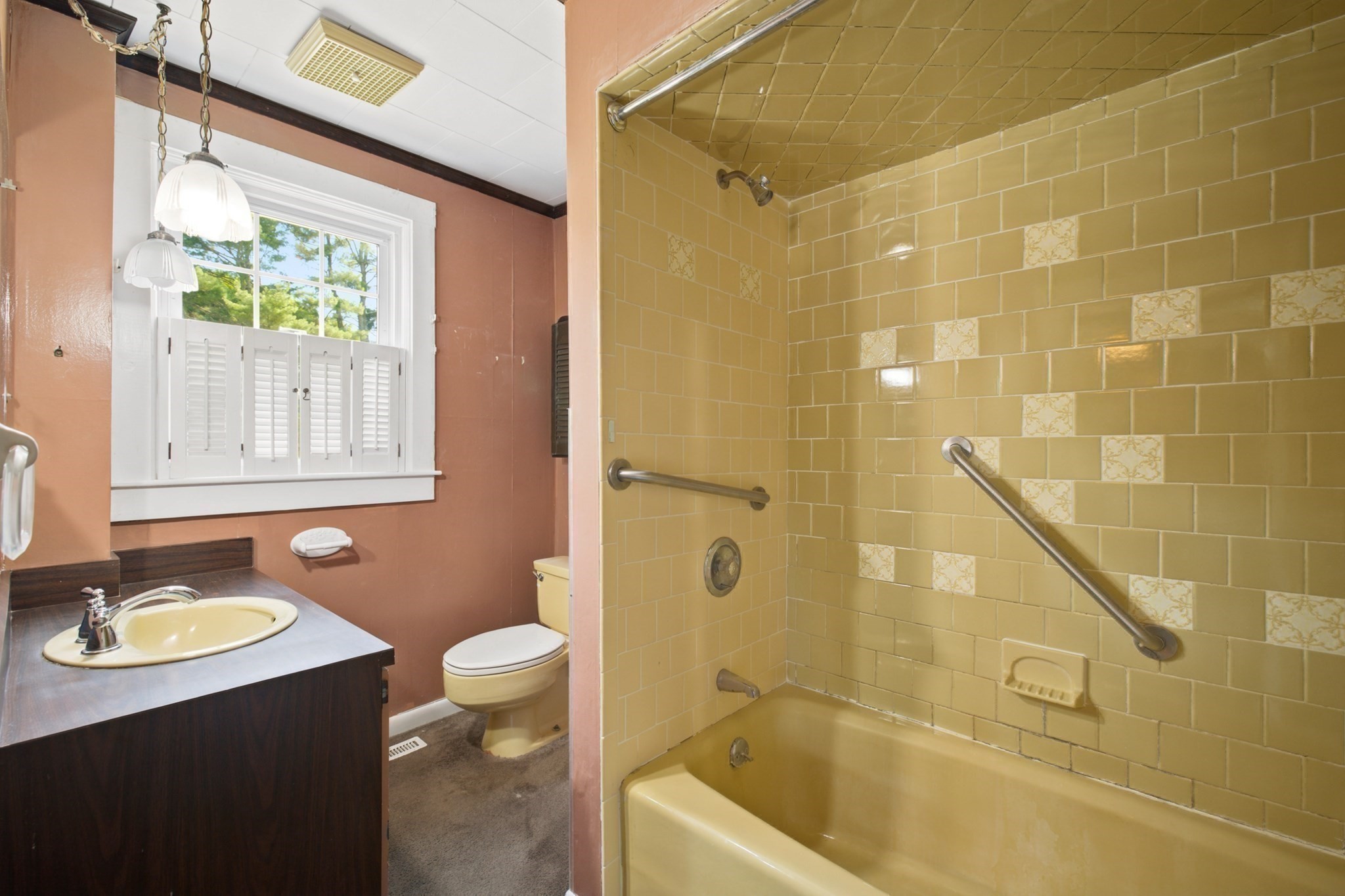 989 Cohannet St Property Photo 10