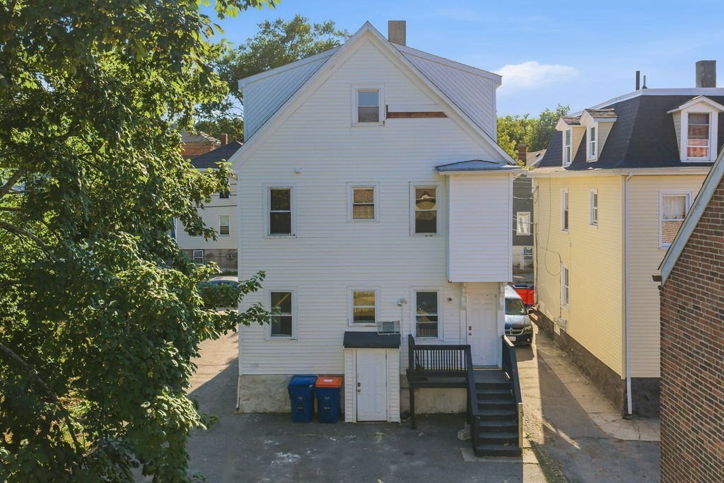 1272 Pleasant St Property Photo 2